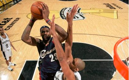 2006-2007NBA总决赛第一场：马刺VS骑士