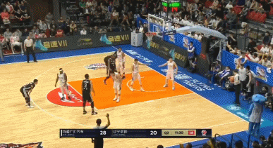 辽宁81-107新疆，郭艾伦第二节场下疑干呕，球迷：心疼！