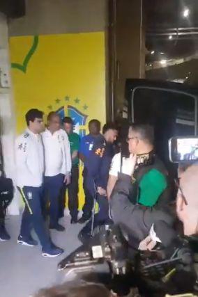 2镜头回放内马尔重伤过程：右脚踝被凶狠飞铲变形 崩溃掩面痛哭