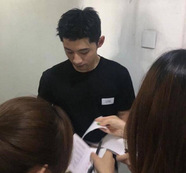 张继科硕士论文答辩现场曝光！遭众迷妹包围还给导师签名