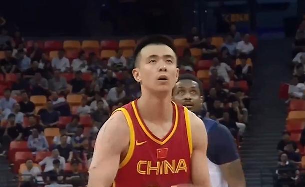 开门红！中国男篮12分击败澳大利亚联队，王哲林狂砍31分统治内线