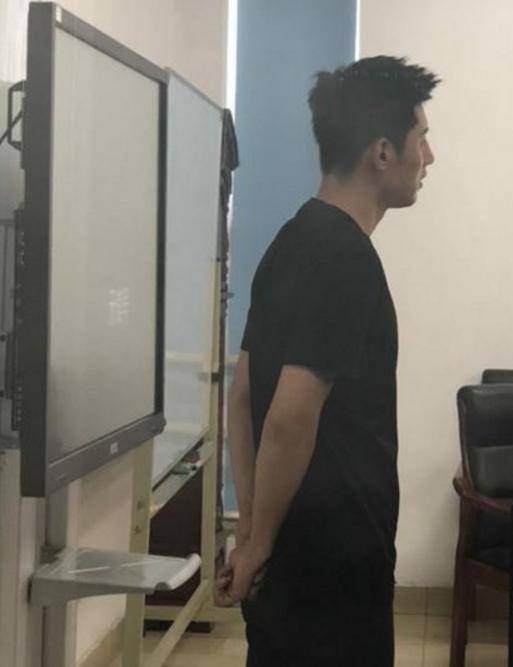 张继科硕士论文答辩现场曝光！遭众迷妹包围还给导师签名