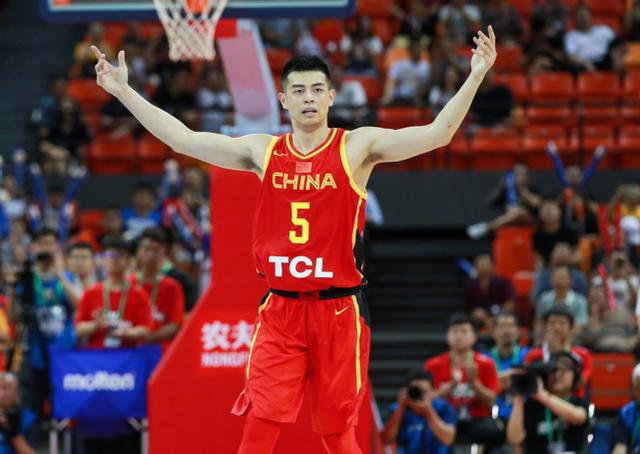 开门红！中国男篮12分击败澳大利亚联队，王哲林狂砍31分统治内线