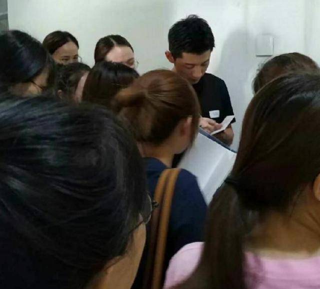 张继科硕士论文答辩现场曝光！遭众迷妹包围还给导师签名