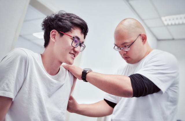 RNG晒近照：锅老师与卡萨同框让人暖心，Uzi却表情凝重