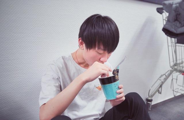 RNG晒近照：锅老师与卡萨同框让人暖心，Uzi却表情凝重