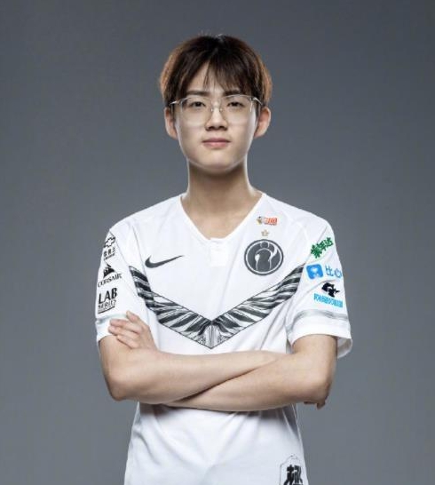 乐言在S8夺冠照片上签名 引IG粉丝不满