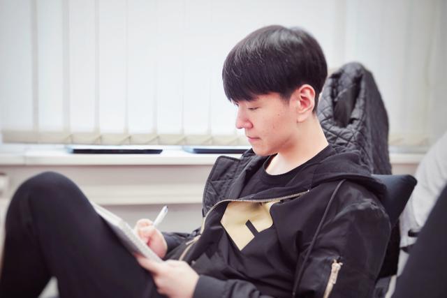 RNG晒近照：锅老师与卡萨同框让人暖心，Uzi却表情凝重