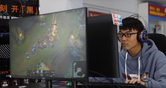 LOL SOLO赛选手专注比赛