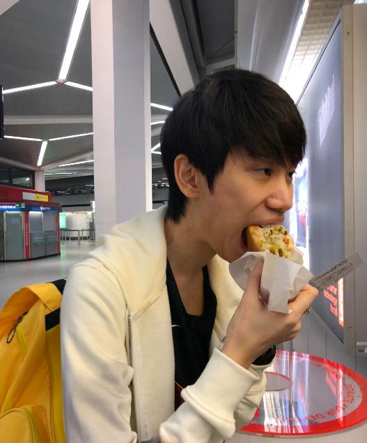 FPX全员抵达马德里，Doinb精神状态好，吃面包致敬百分百胜率AD？