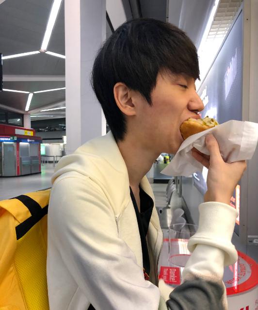 FPX全员抵达马德里，Doinb精神状态好，吃面包致敬百分百胜率AD？