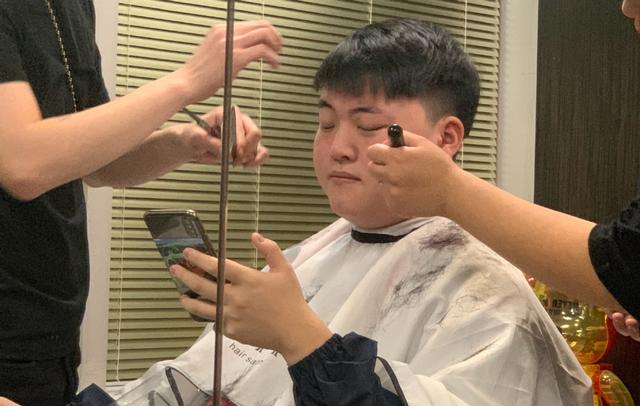 RNG回国后，队员心态好转：Karsa找老队友玩，Uzi理全新发型