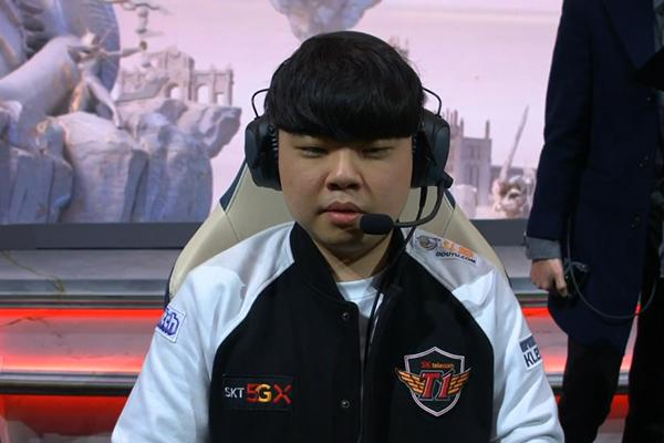 站着输不丢人！RNG惜败SKT却收获肯定，这才是夺冠者该有的姿态