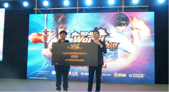 5G云游戏产业联盟秘书长林瑞杰为《侍魂 晓》亚军小孩颁奖