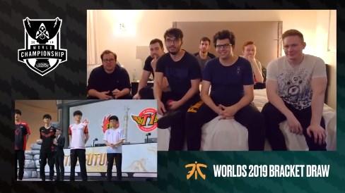 FNC全员观看S9八强抽签 看到FPX笑开花