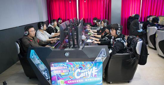 LOL团队赛选手激烈对决