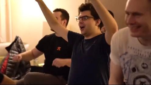 FNC全员观看S9八强抽签 看到FPX笑开花