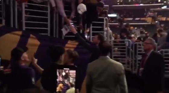全民偶像！东契奇赛前耐心地满足球迷的签名、合影请求