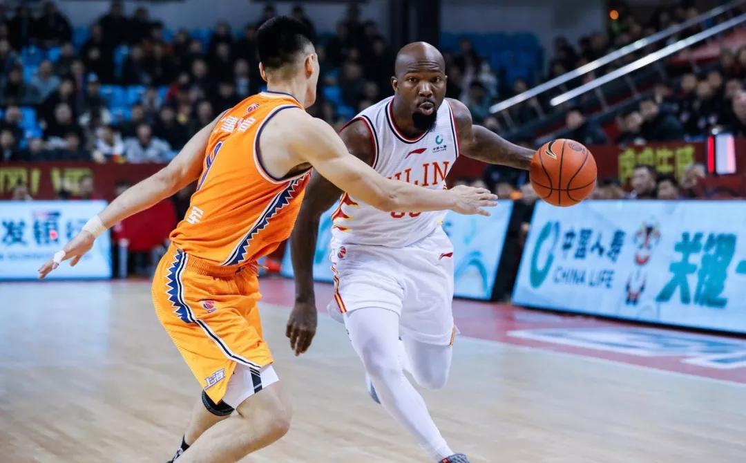 他也配千万年薪？19分钟0分0板0助！CBA勒布朗彻底废了