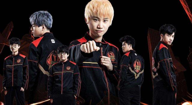 FPX全员抵达马德里，Doinb精神状态好，吃面包致敬百分百胜率AD？