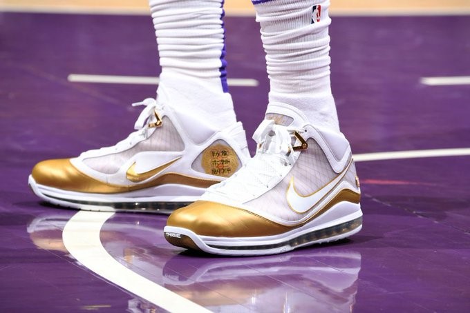 今日球鞋：詹姆斯上脚LEBRON7，拉塞尔上脚WOW8